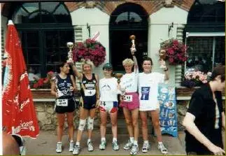 Coureuses triomphant avec leurs coupes gagnés